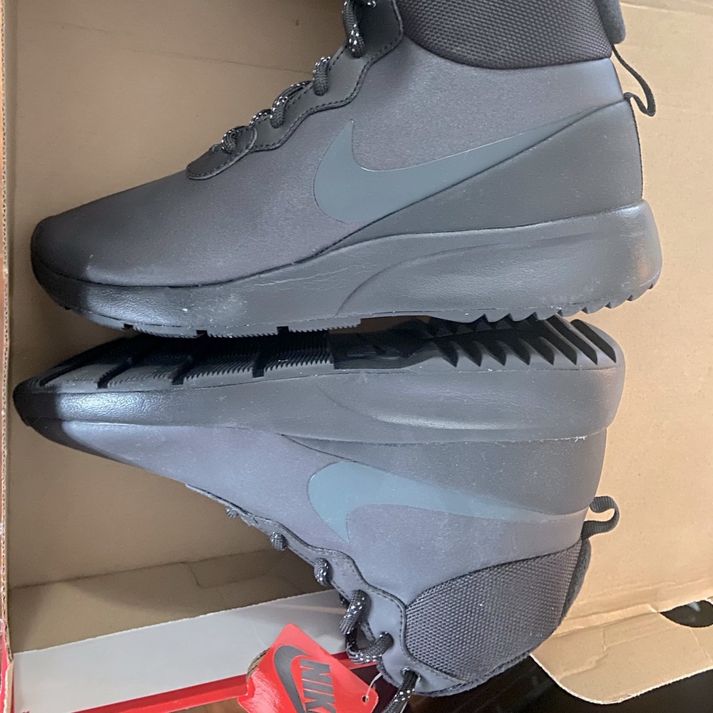 Women’s Nike size 8